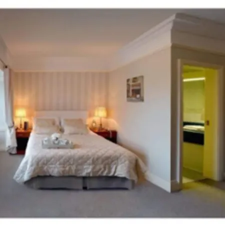 Woodfield House 3*